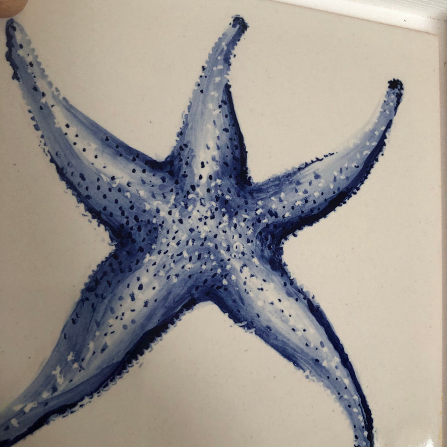 Hand-painted starfish motif tile /  Kézműves csempe