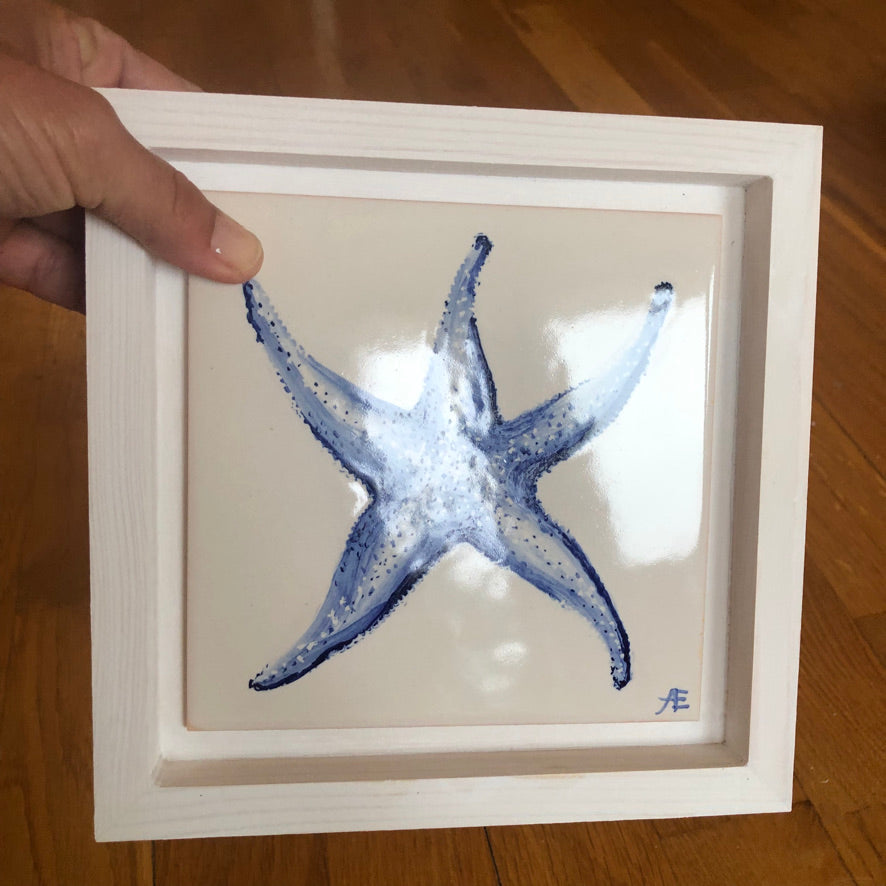 Hand-painted starfish motif tile /  Kézműves csempe